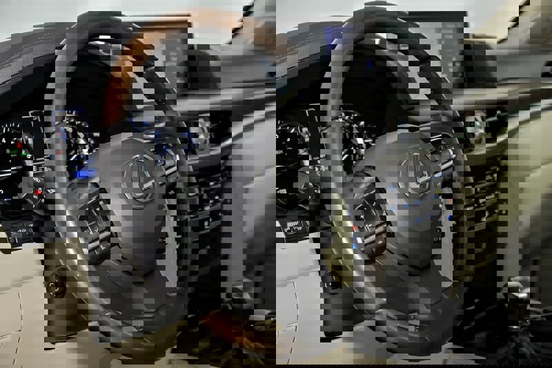 Used 2021 Lexus LX 570 4WD w/ Luxury Package image 22