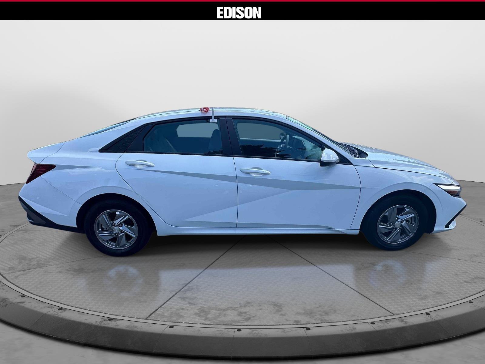 Used 2025 Hyundai Elantra SE FWD image 3