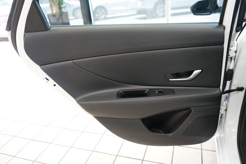 Used 2021 Hyundai Elantra SE FWD image 38