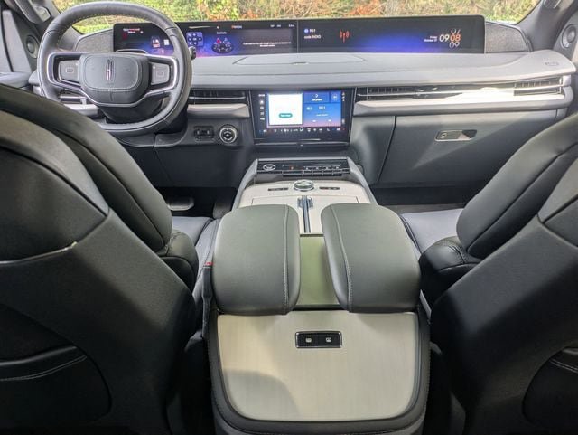 New 2025 Lincoln Navigator Reserve w/ Jet Appearance Package AWD/4WD image 13