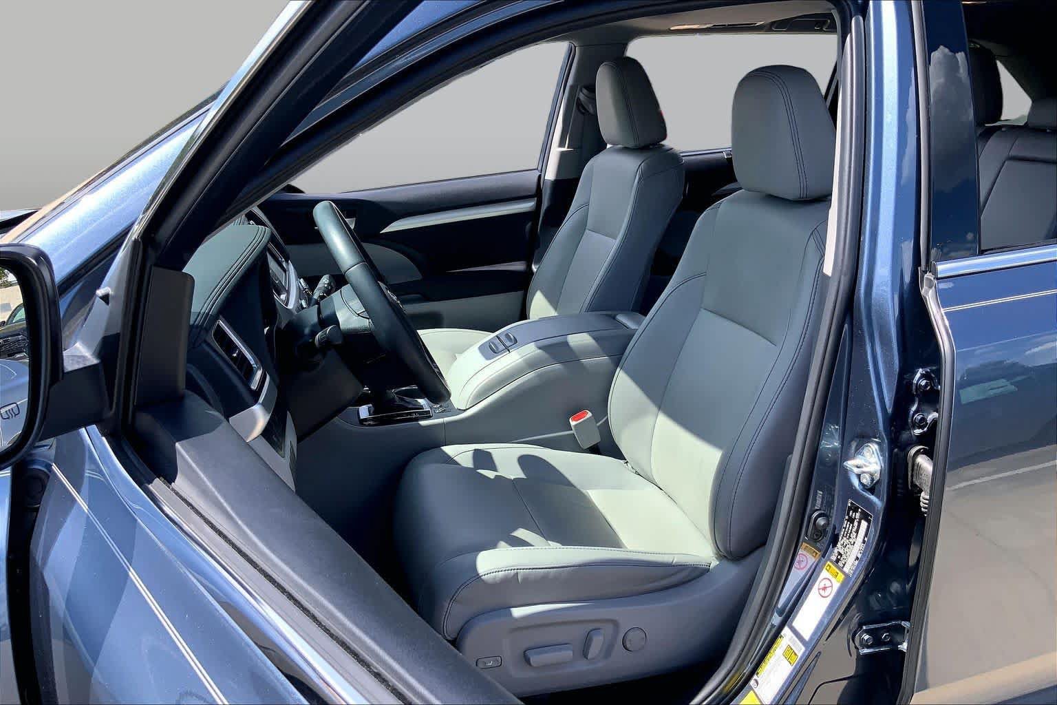Used 2019 Toyota Highlander XLE AWD/4WD image 8