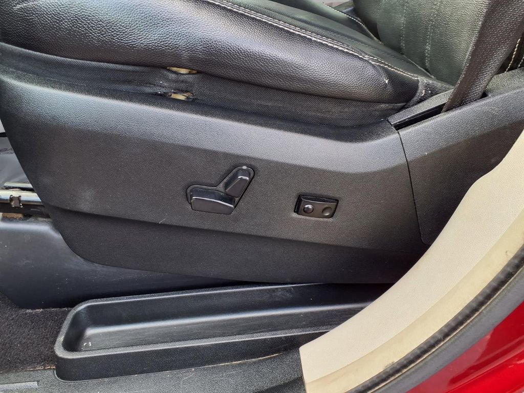 Used 2014 Chrysler Town & Country Touring image 25