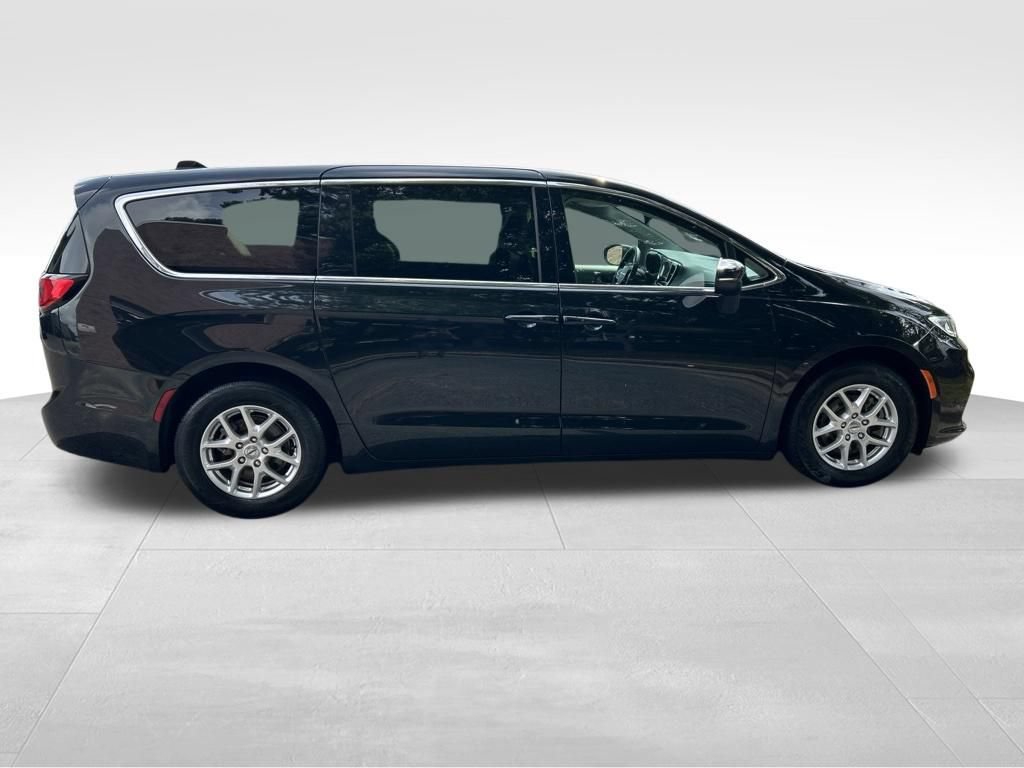 Used 2023 Chrysler Pacifica Touring-L FWD image 7