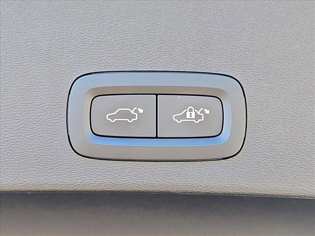 Used 2022 Volvo XC40 P8 Recharge Plus image 8