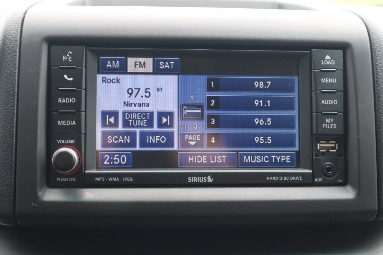 Used 2010 Volkswagen Routan SE FWD image 29