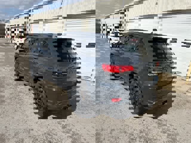 Used 2017 Jeep Grand Cherokee Altitude image 16