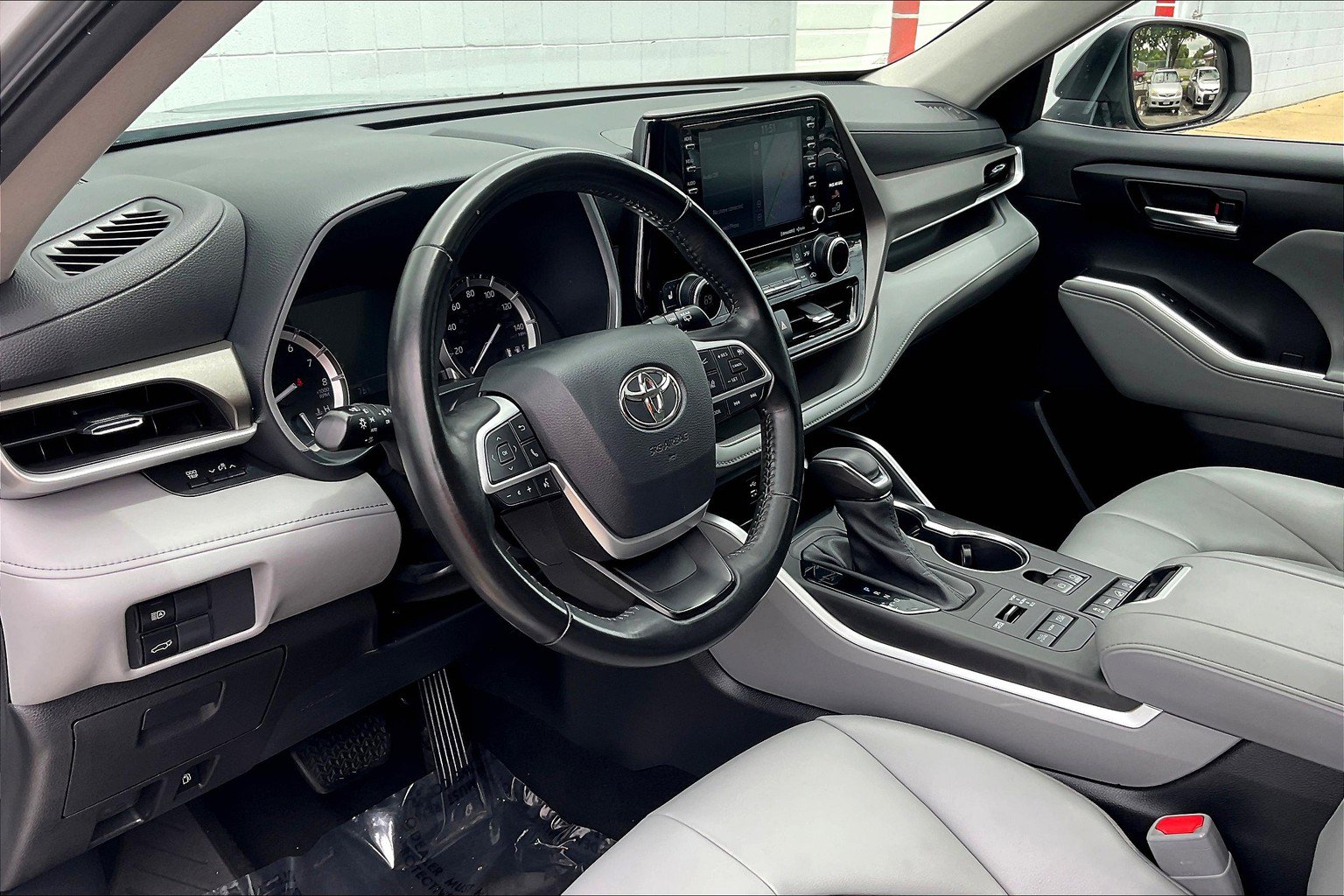 Used 2022 Toyota Highlander XLE AWD/4WD image 18