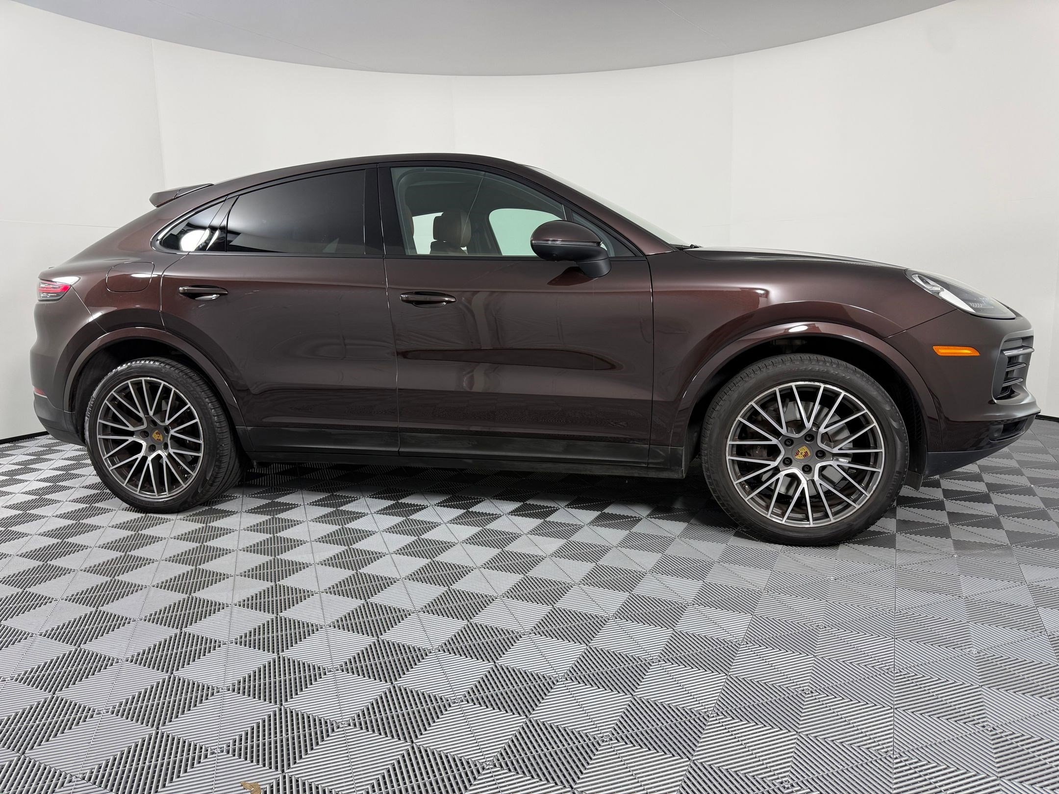 Certified 2023 Porsche Cayenne Platinum Edition image 8