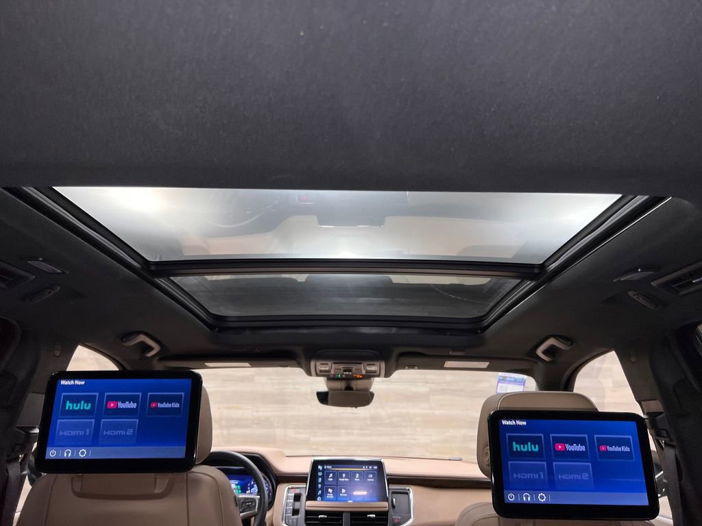 Used 2024 Chevrolet Suburban Premier w/ Premium Package 2 AWD/4WD image 17