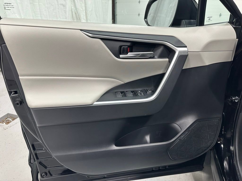 Used 2025 Toyota RAV4 XLE image 8