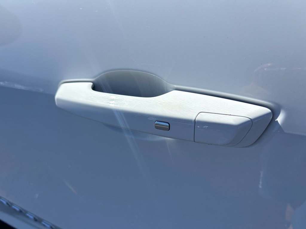 Used 2025 Chevrolet Traverse LT FWD image 13