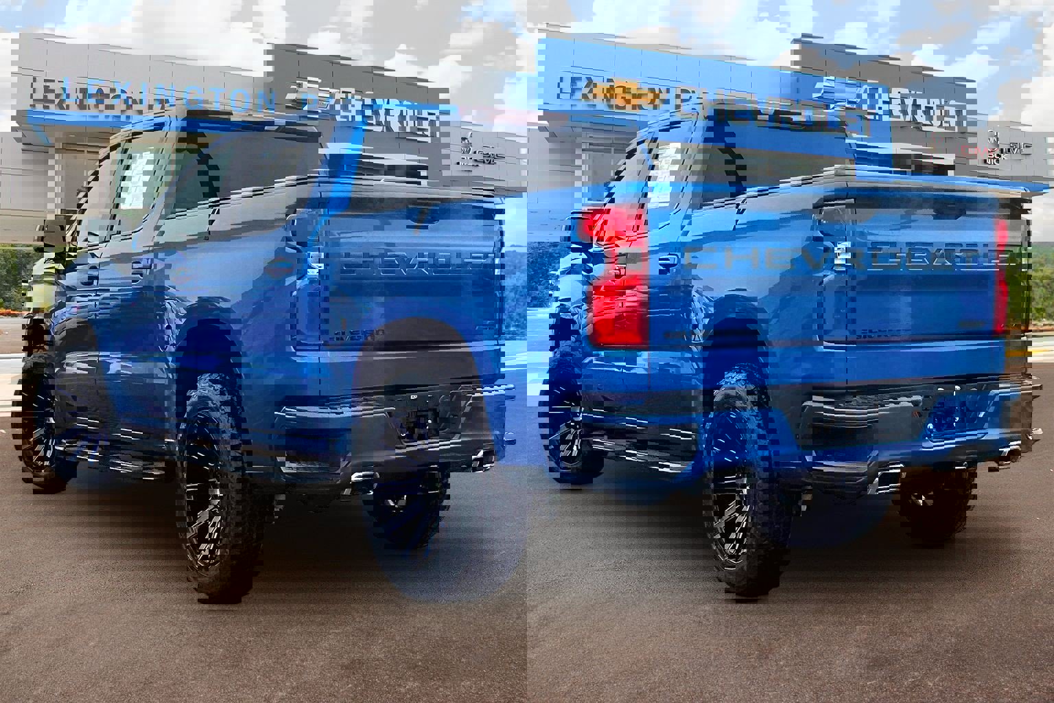 Used 2023 Chevrolet Silverado 1500 RST image 2