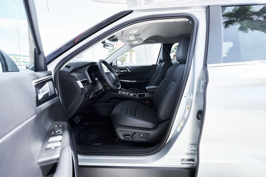 New 2025 Mitsubishi Outlander SE image 18