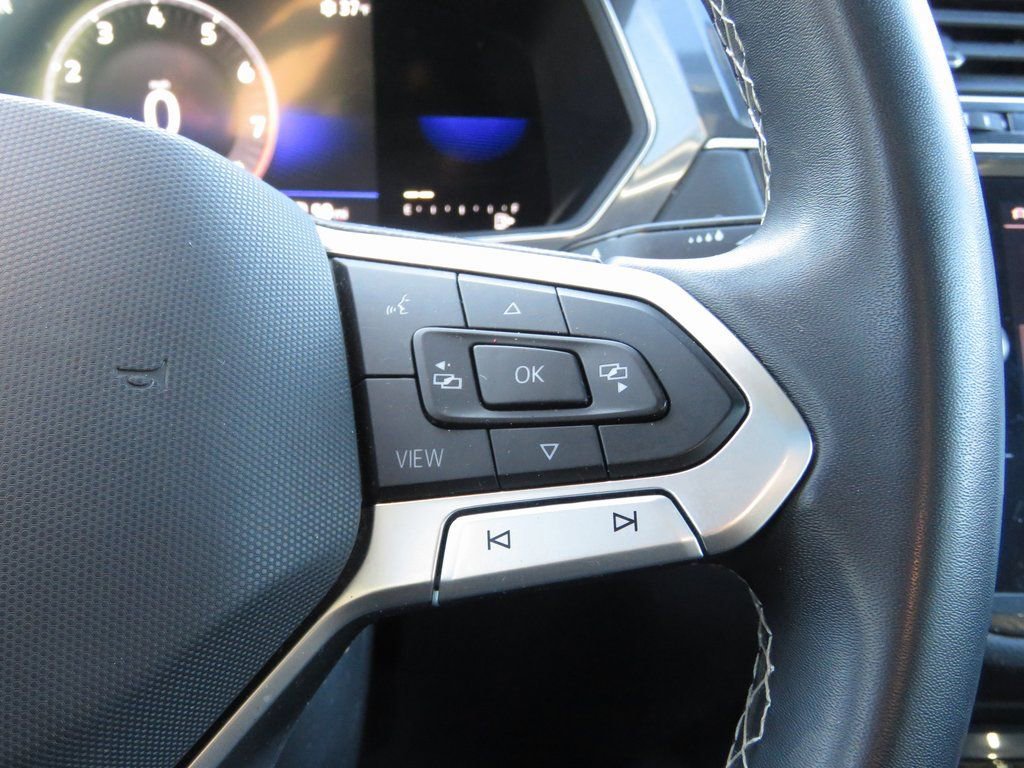 Used 2022 Volkswagen Tiguan SE w/ Panoramic Sunroof Package image 22