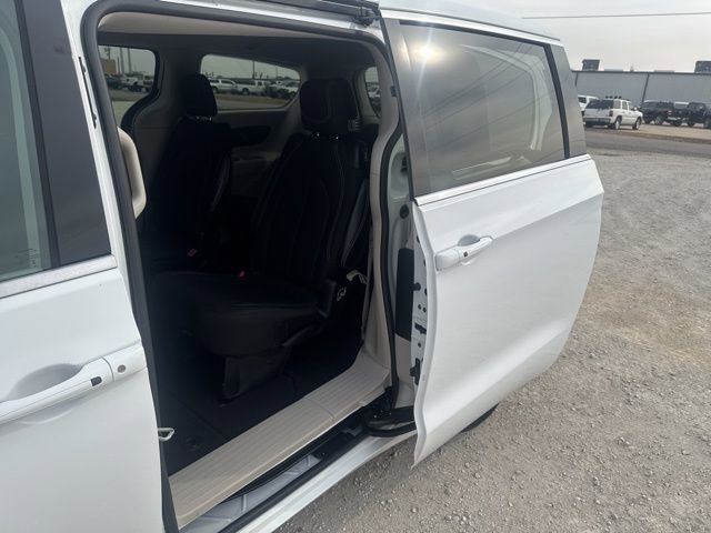Used 2024 Chrysler Voyager LX image 10