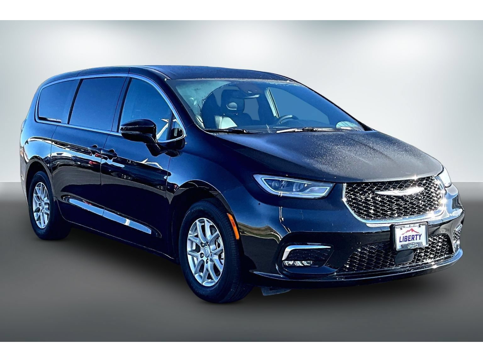 Used 2026 Chrysler Pacifica Select FWD image 3