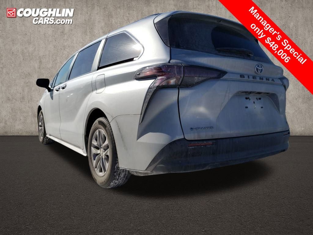 Used 2025 Toyota Sienna XLE image 3