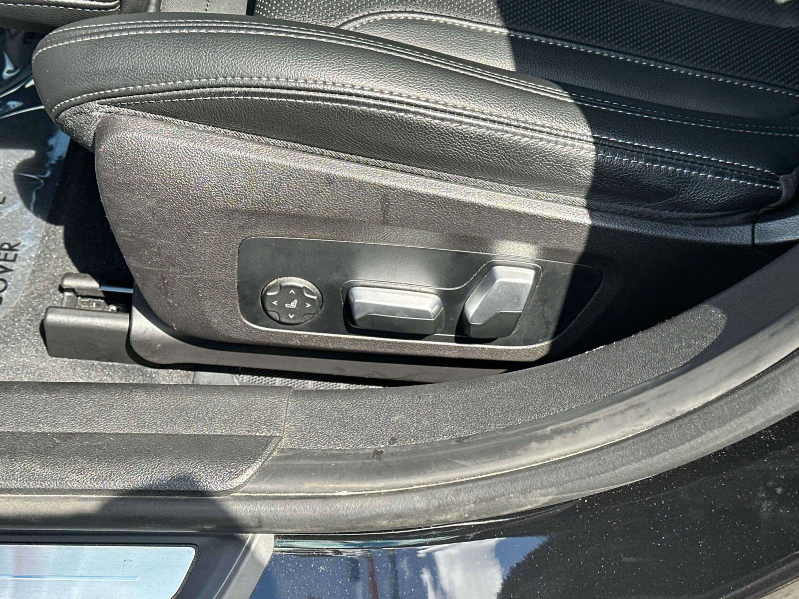 Used 2023 BMW 330i xDrive Sedan w/ Premium Package image 19