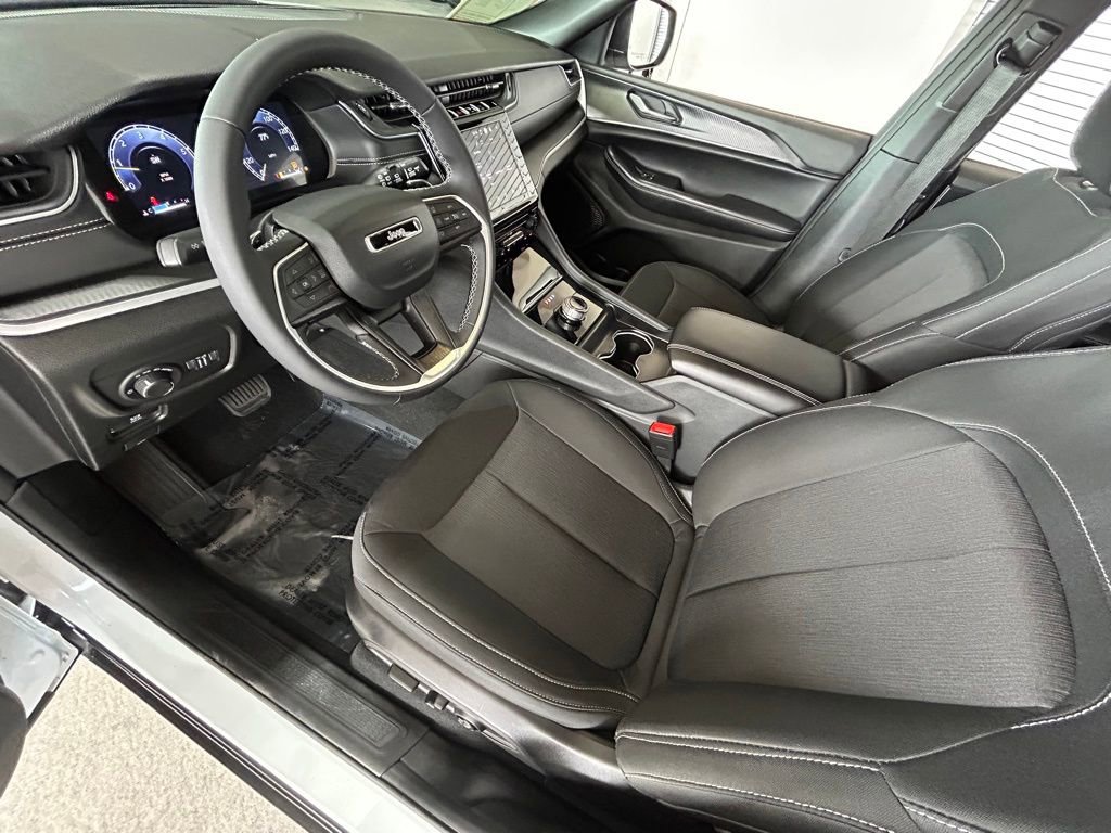 Used 2025 Jeep Grand Cherokee L Laredo image 44