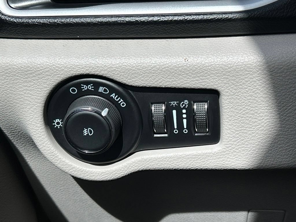 Used 2024 Chrysler Pacifica Touring-L FWD image 23