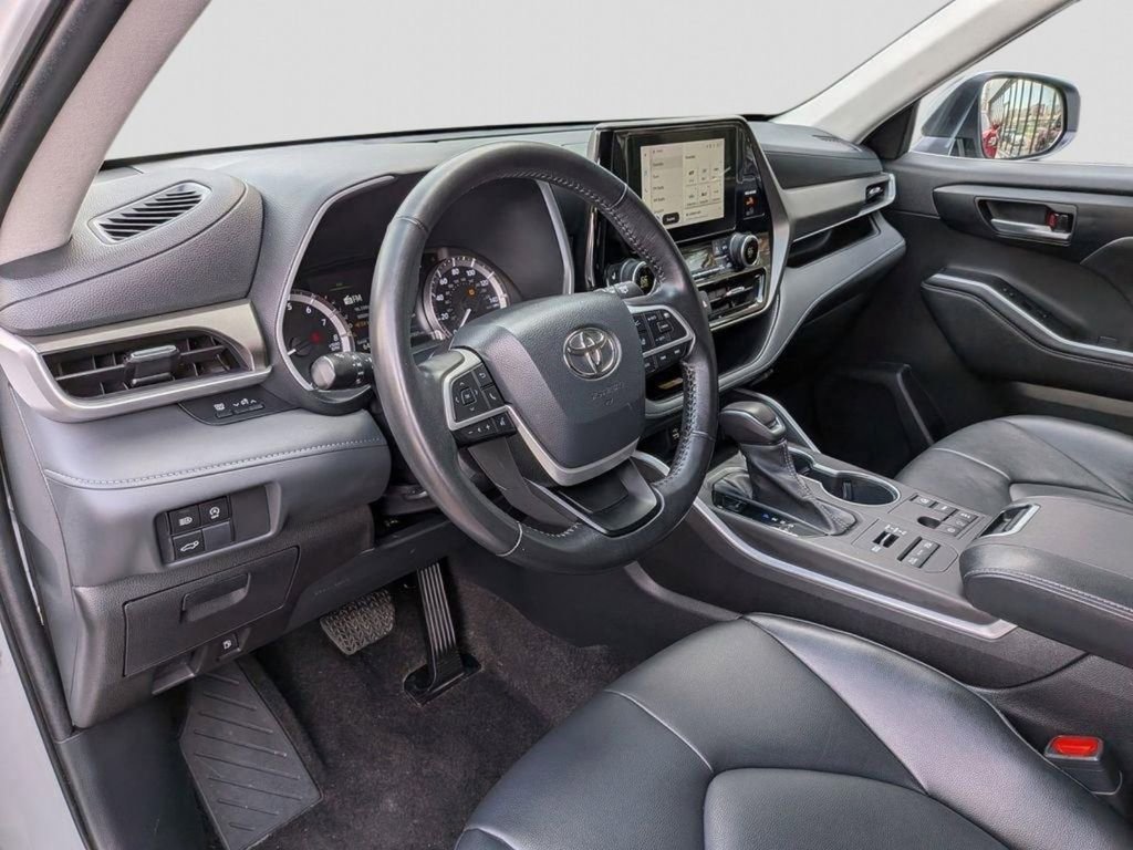 Used 2023 Toyota Highlander XLE AWD/4WD image 14
