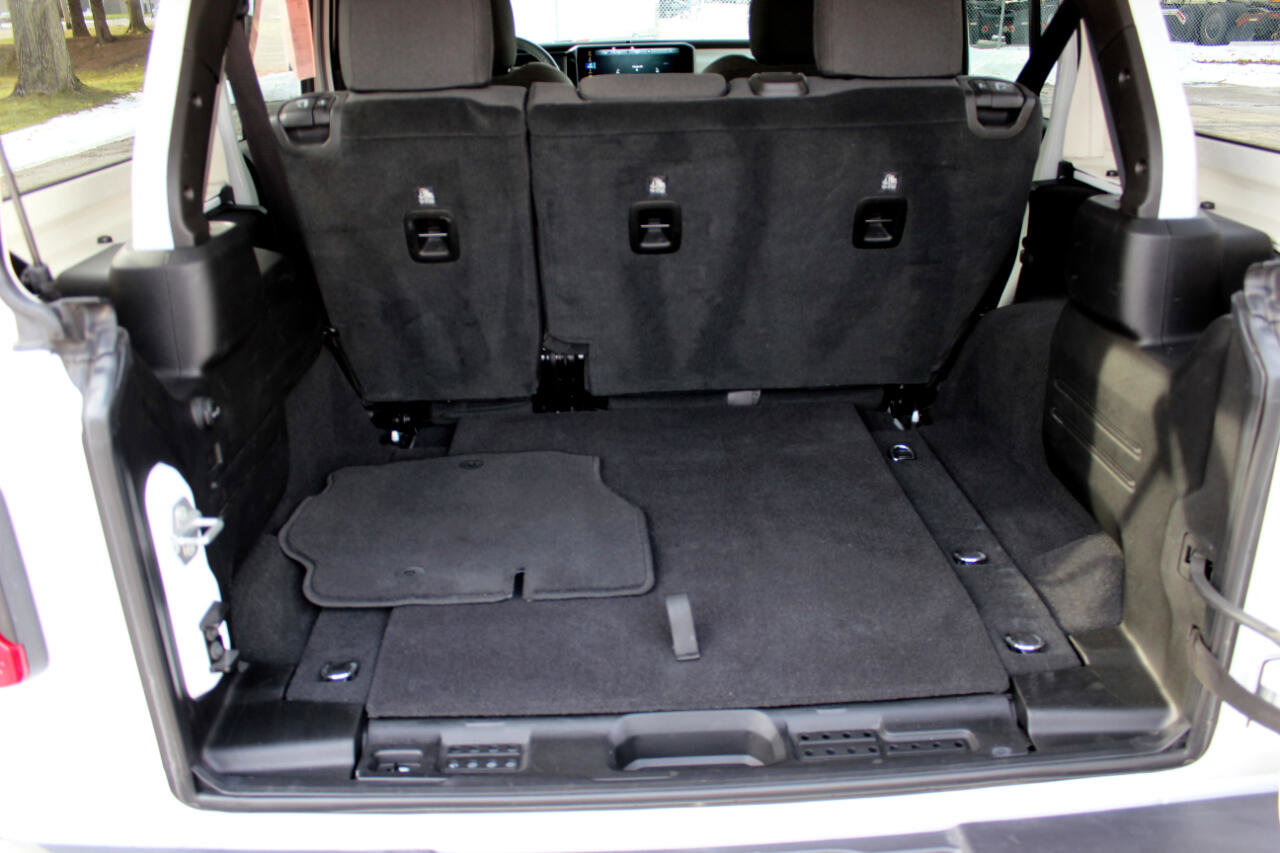 Used 2025 Jeep Wrangler Sahara image 18
