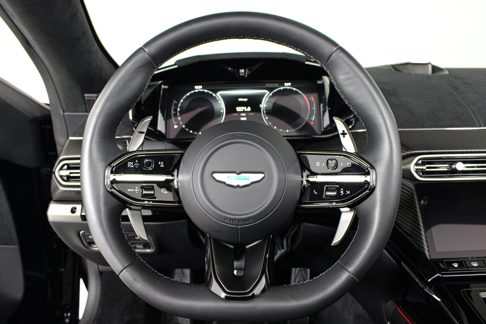 Used 2026 Aston Martin V8 Vantage S RWD image 46