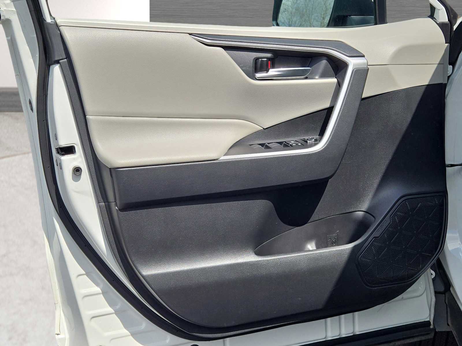 Used 2020 Toyota RAV4 XLE Premium image 19