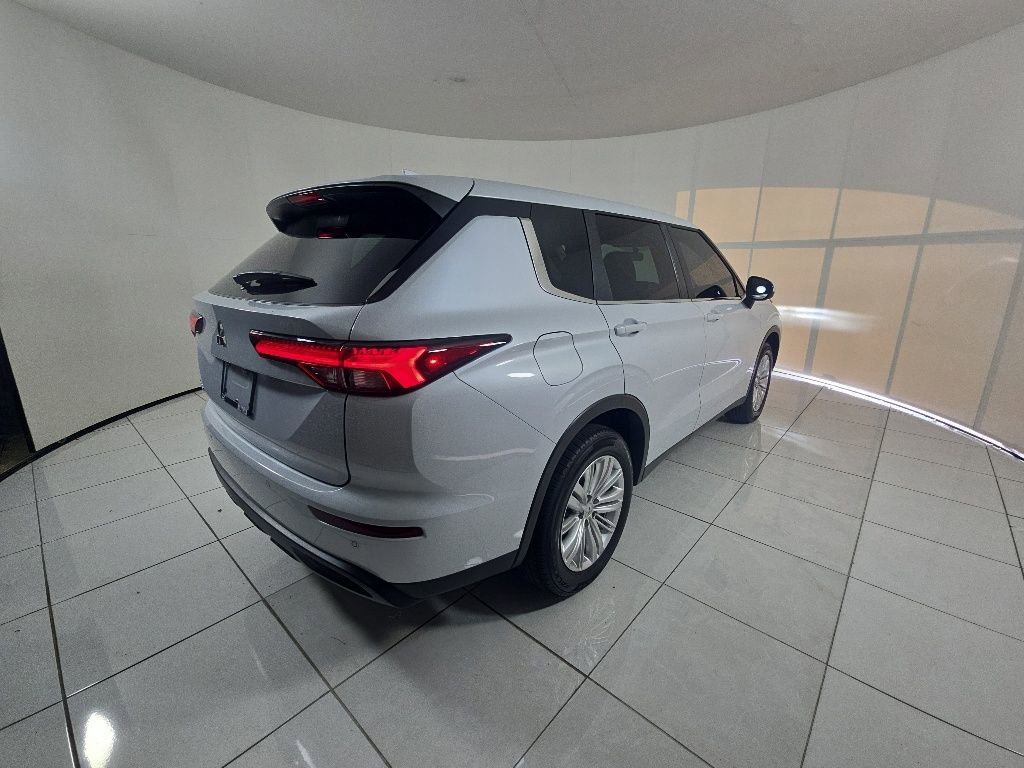 Used 2024 Mitsubishi Outlander ES FWD image 4