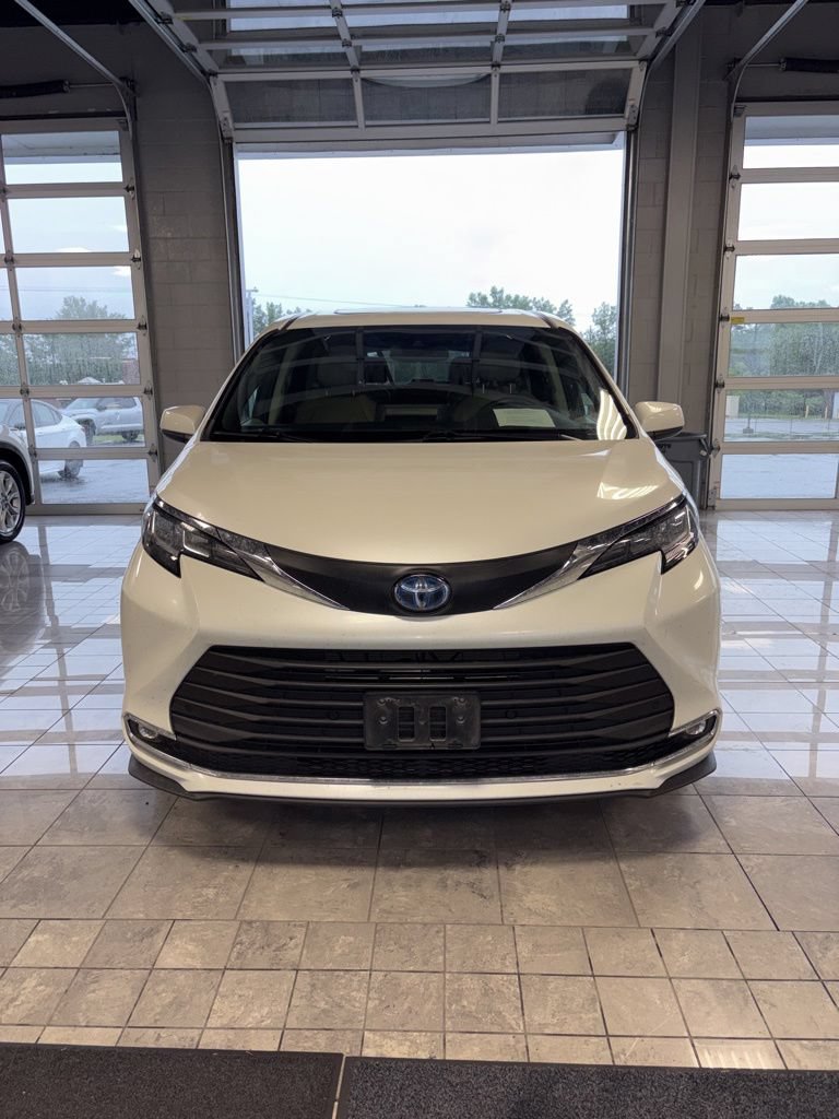 Used 2021 Toyota Sienna XLE AWD/4WD image 1