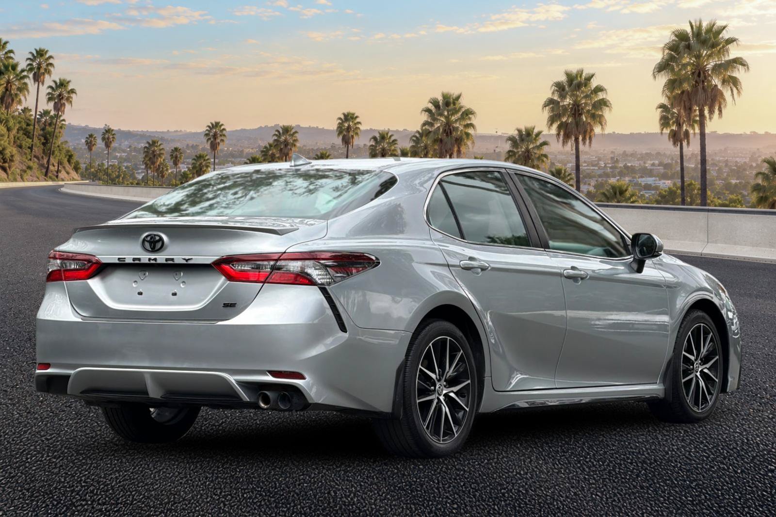 Used 2023 Toyota Camry SE w/ Convenience Package FWD image 4