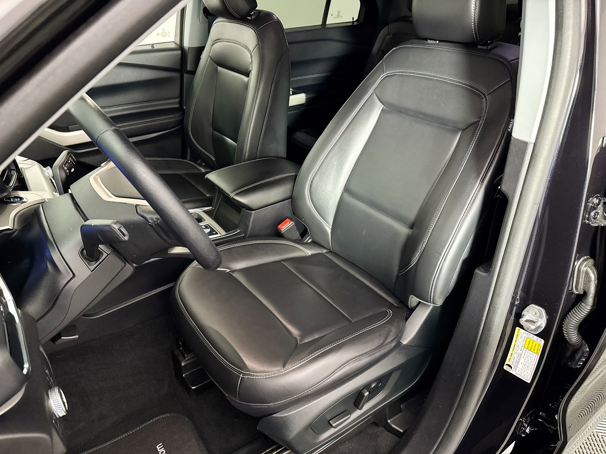 Used 2021 Ford Explorer XLT w/ Equipment Group 202A AWD/4WD image 17