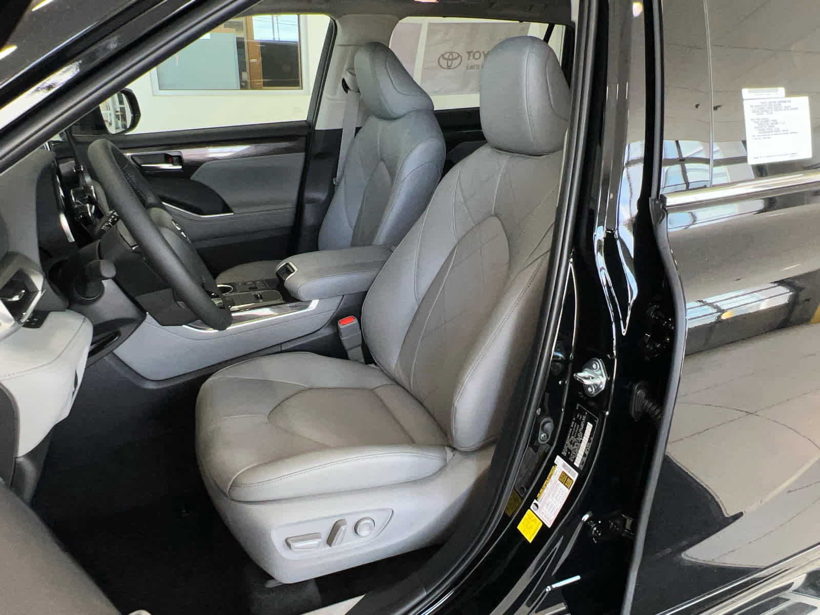 New 2026 Toyota Highlander Platinum image 18