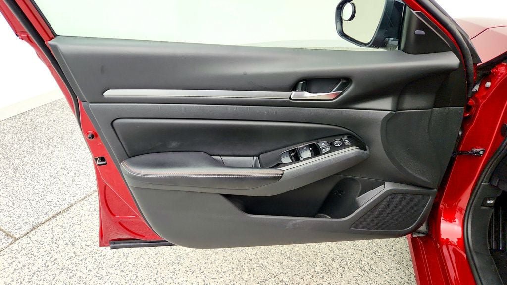 Used 2024 Nissan Altima 2.5 SR w/ SR Premium Package FWD image 11