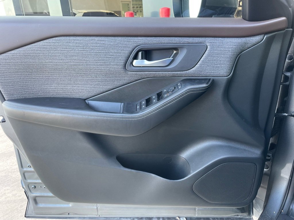 Certified 2023 Nissan Rogue SV image 9