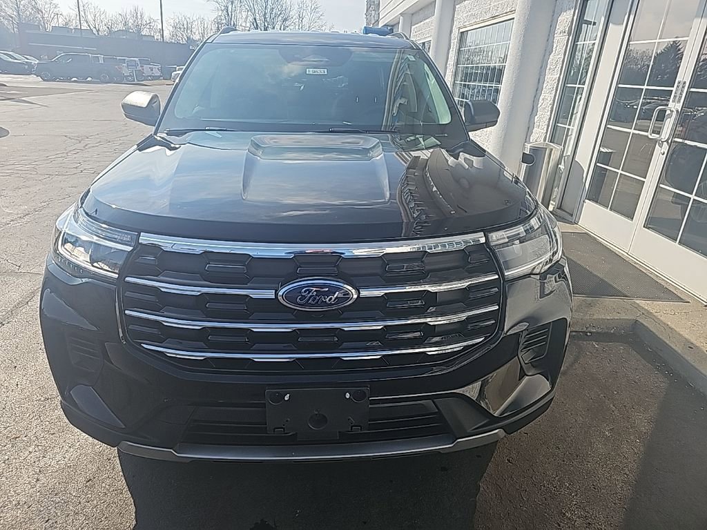 Used 2025 Ford Explorer Active AWD/4WD image 3