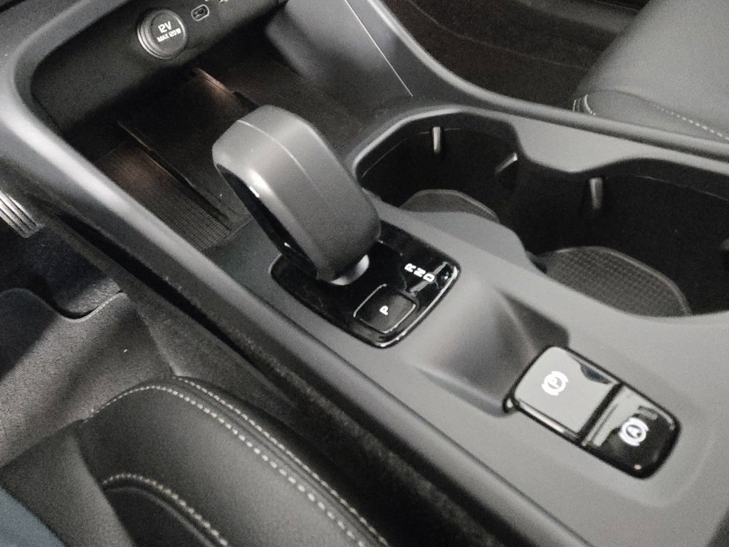 Certified 2025 Volvo XC40 B5 Core image 22