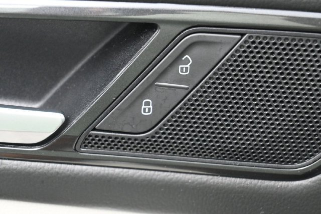 Used 2023 Volkswagen Tiguan SE w/ Panoramic Sunroof Package FWD image 14