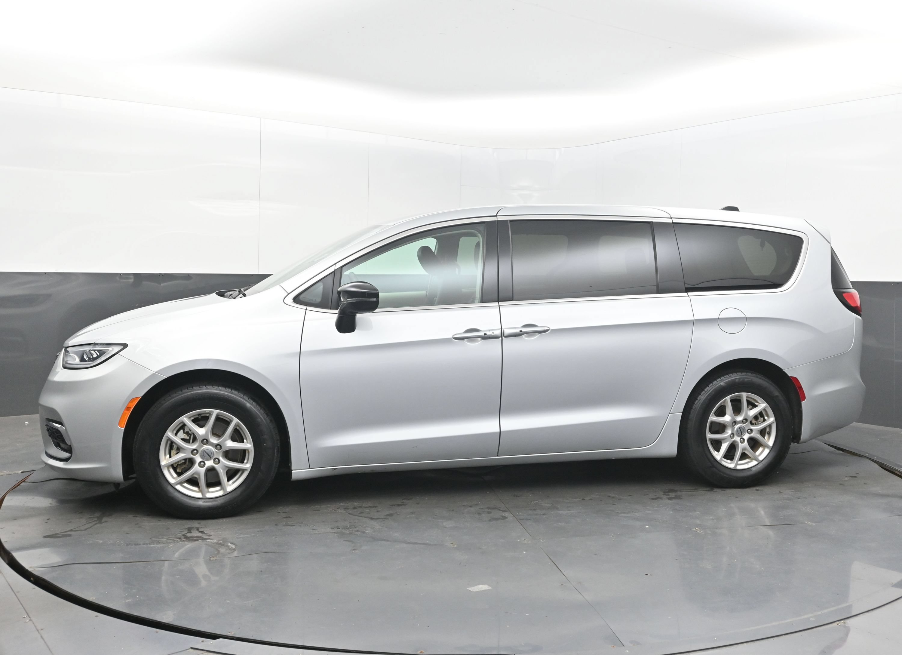 Used 2024 Chrysler Pacifica Touring-L FWD image 5