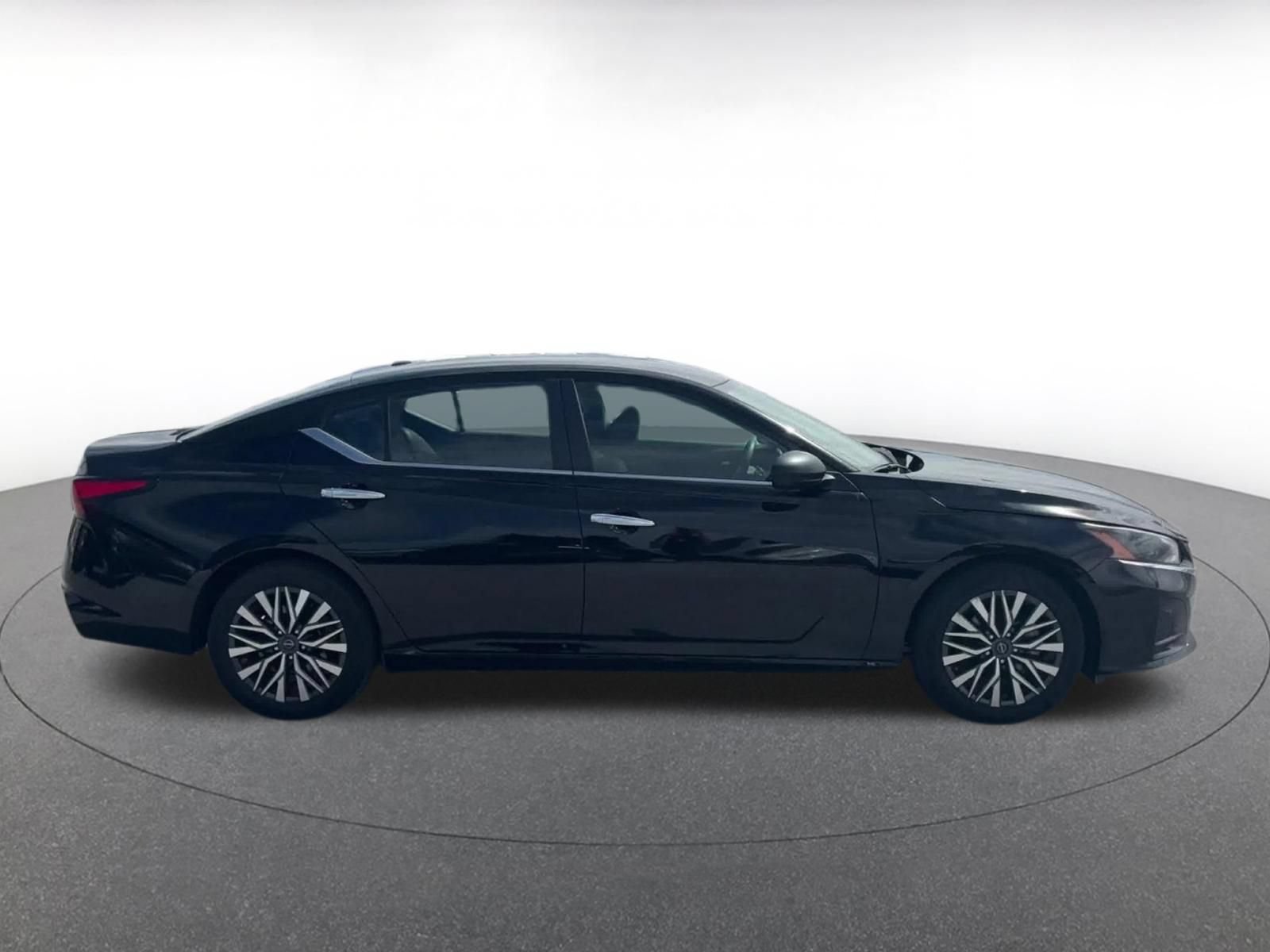 Used 2025 Nissan Altima 2.5 SV FWD image 15