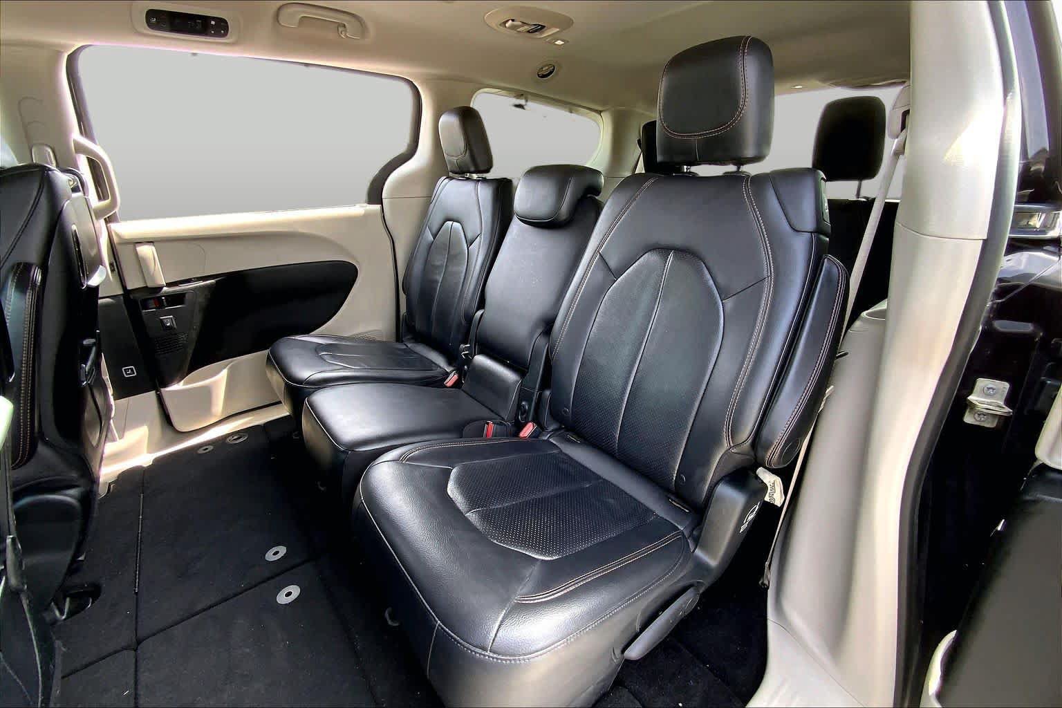 Used 2017 Chrysler Pacifica Touring-L Plus w/ Tire & Wheel Group FWD image 20