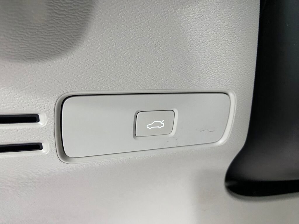 Used 2023 Volvo XC40 B5 Plus image 19