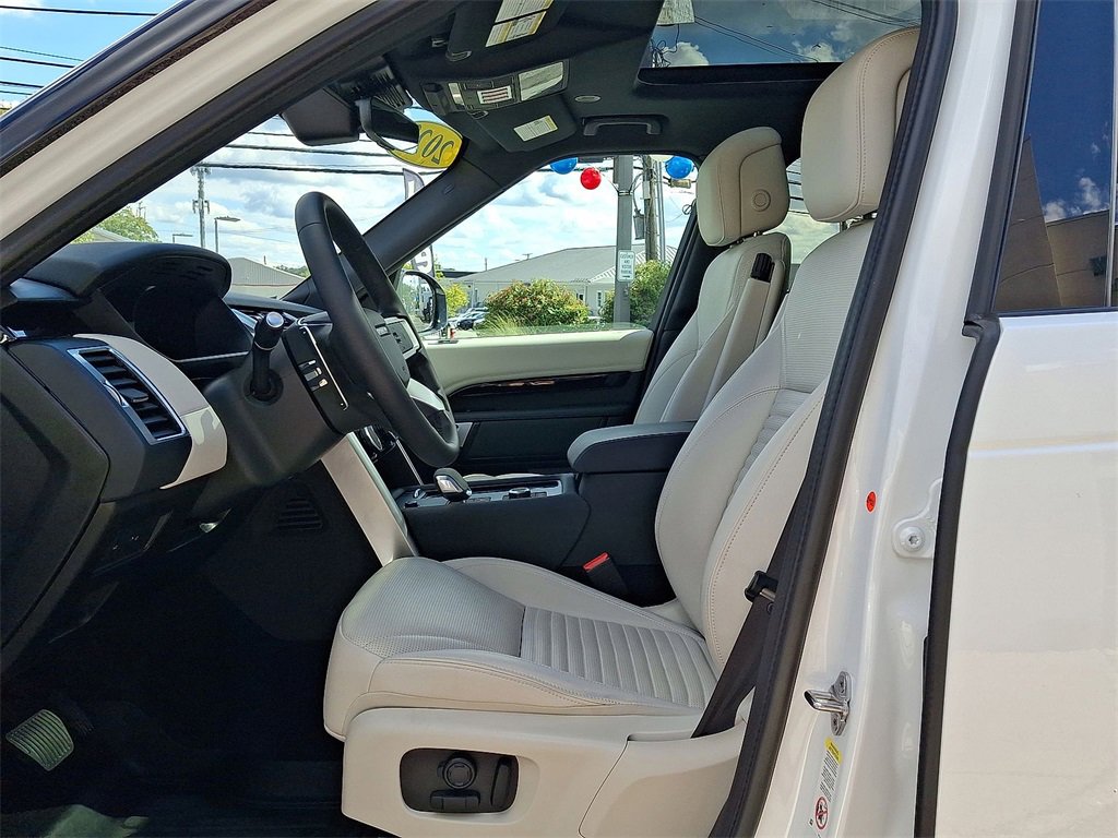 Used 2023 Land Rover Discovery S image 17