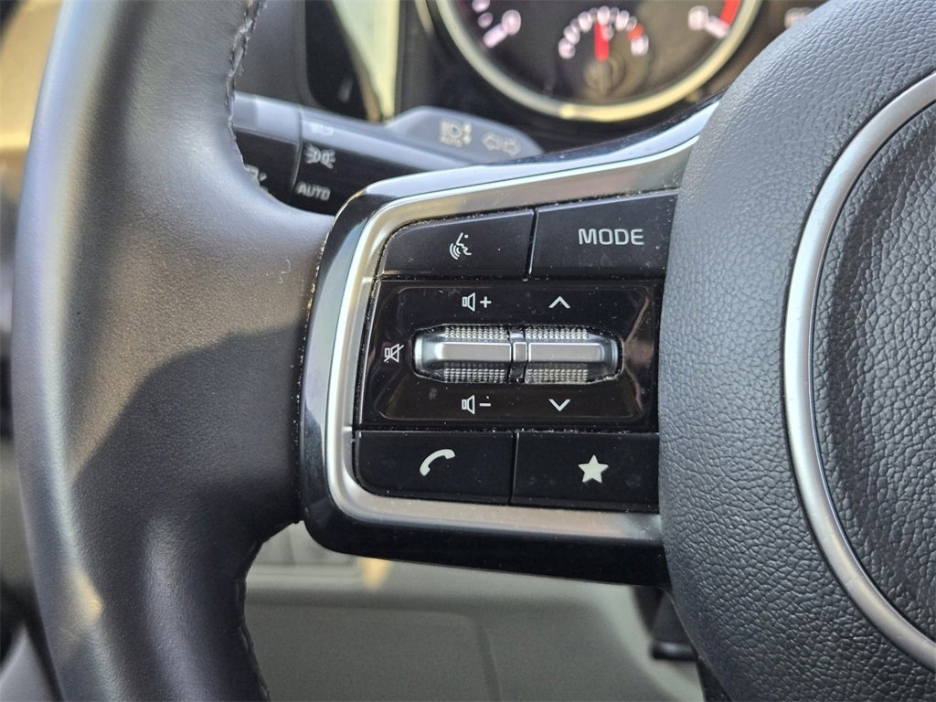 Used 2023 Kia Carnival EX image 24