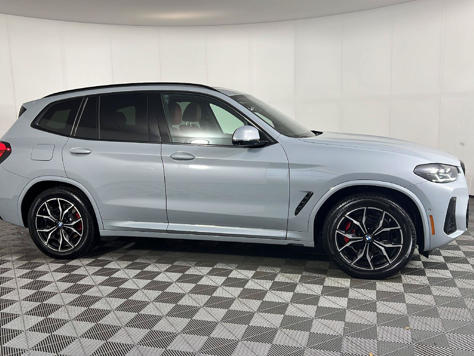 Used 2024 BMW X3 xDrive30i w/ Premium Package AWD/4WD image 3
