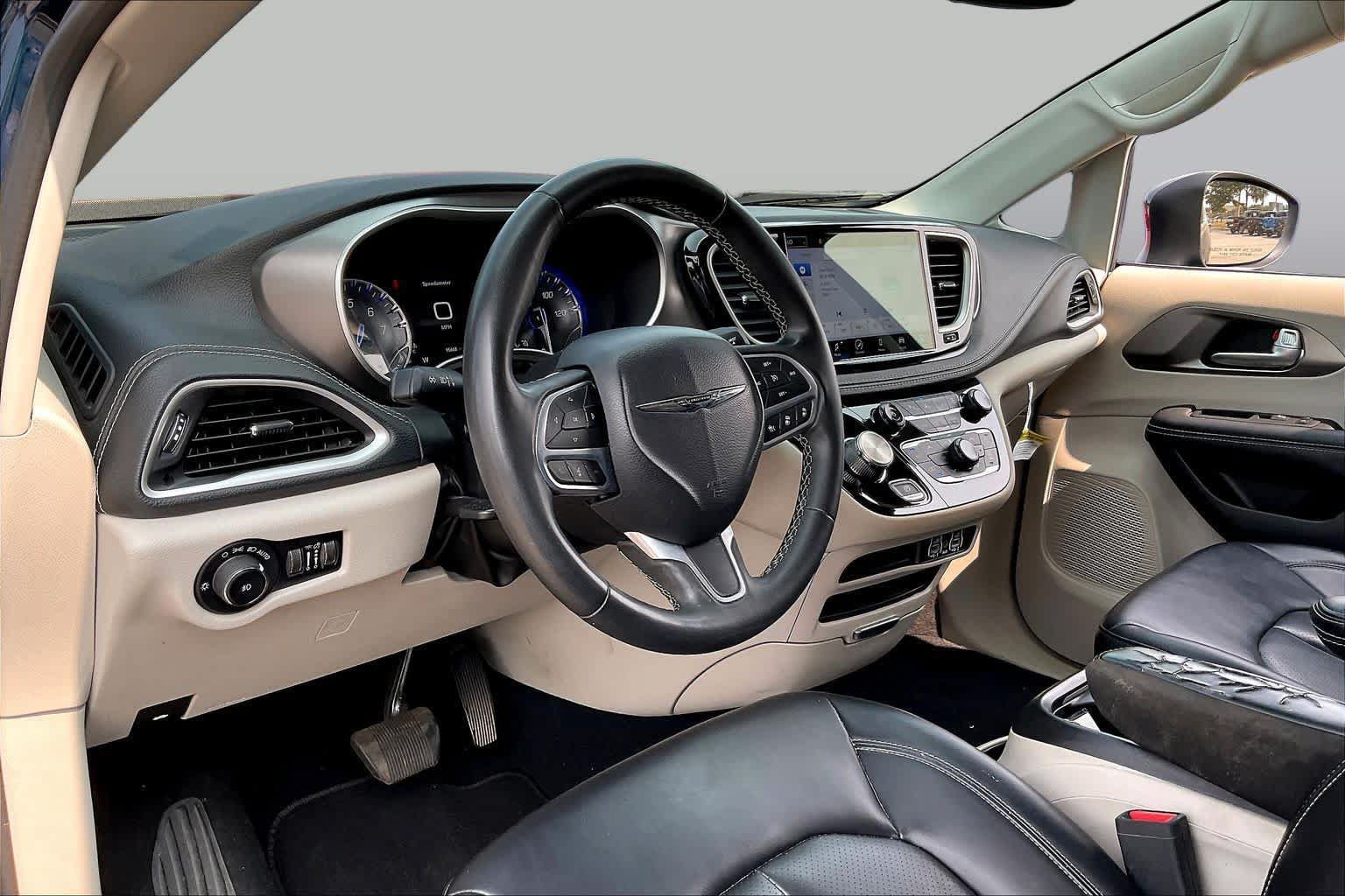 Used 2023 Chrysler Pacifica Touring-L FWD image 16