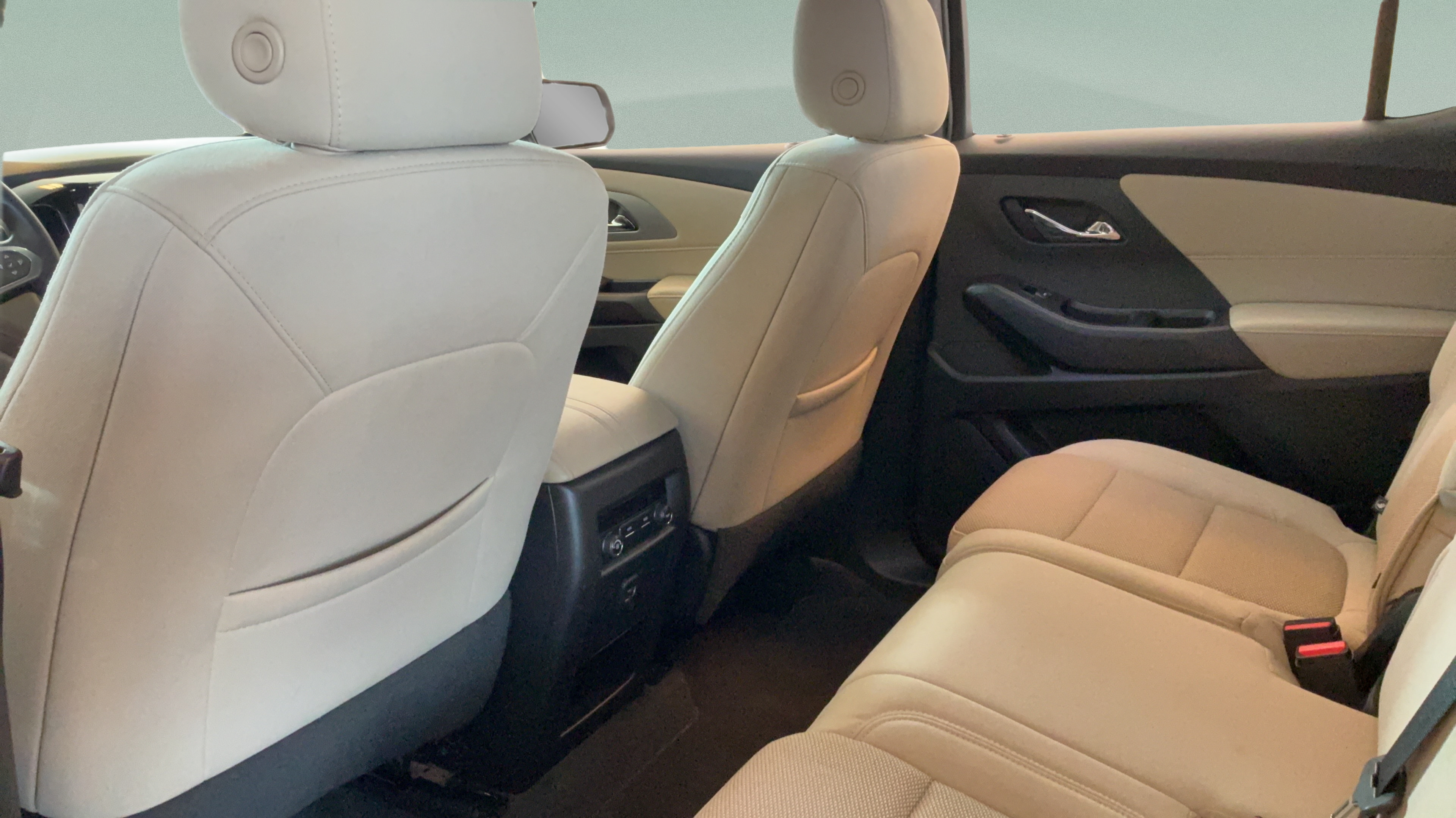 Used 2022 Chevrolet Traverse LS FWD image 35