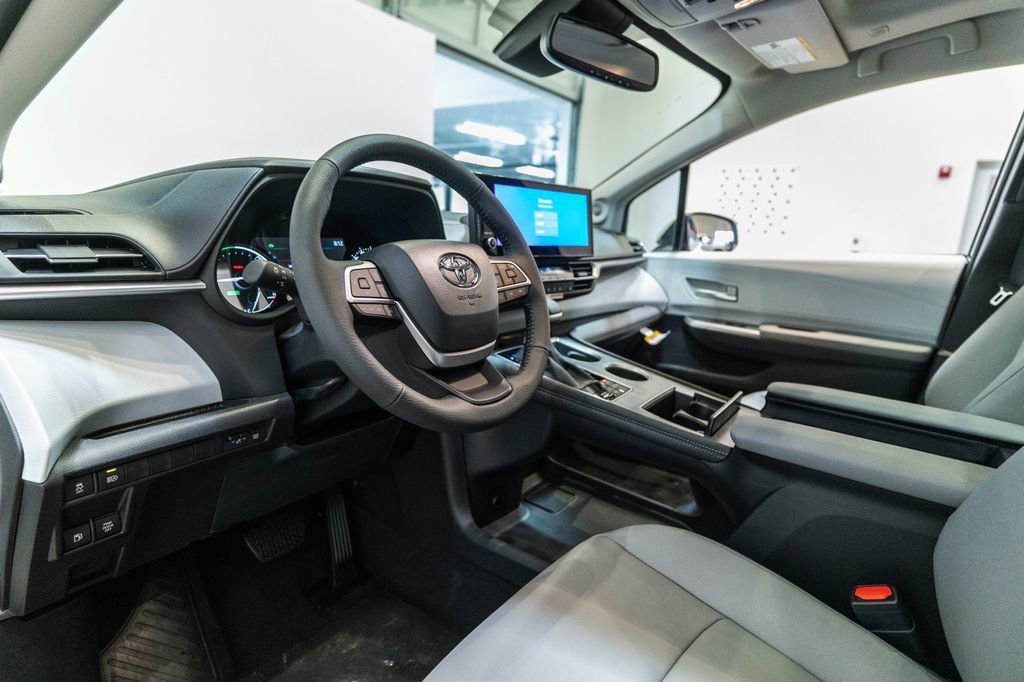 New 2026 Toyota Sienna XLE FWD image 4