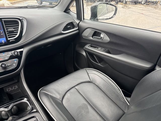 Used 2025 Chrysler Pacifica Limited image 26