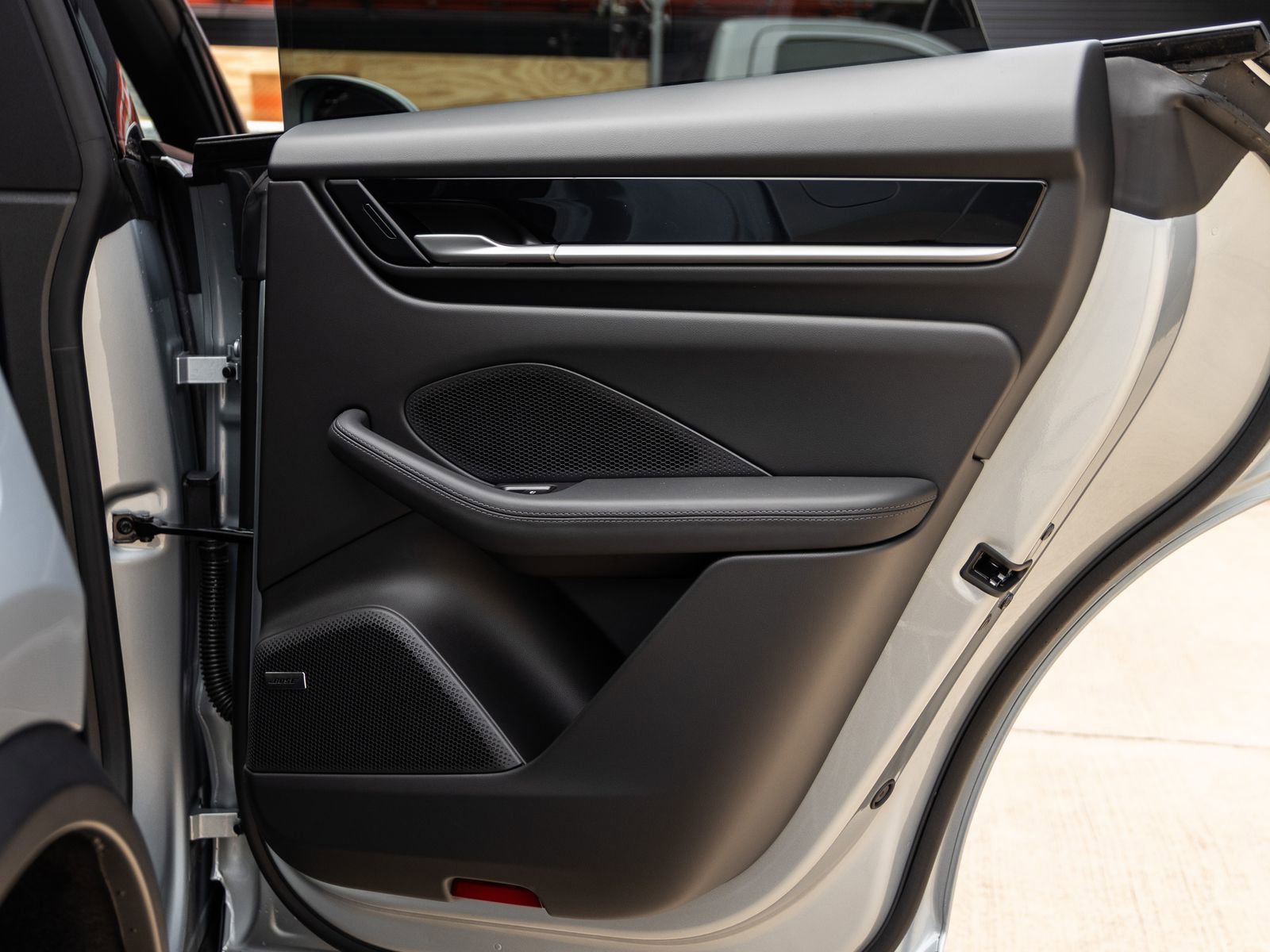 Certified 2025 Porsche Macan Electric image 33